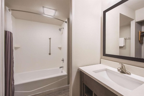 La Quinta Inn & Suites by Wyndham Effingham image 30